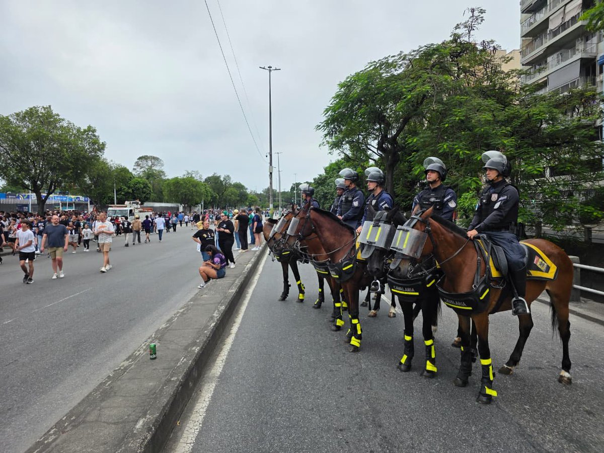PMERJ's tweet photo. 🐎 CAVALARIA EM AÇÃO | #RPMont NA #NFLRioGame2026

O policiamento montado do #RPMont está presente no entorno do #Maracanã, neste domingo (27), reforçando a segurança e o monitoramento das áreas de circulação do público durante o evento. (+) ⤵️

#ServireProteger #PMERJ #RPMont https://t.co/XVwU60Tdjh