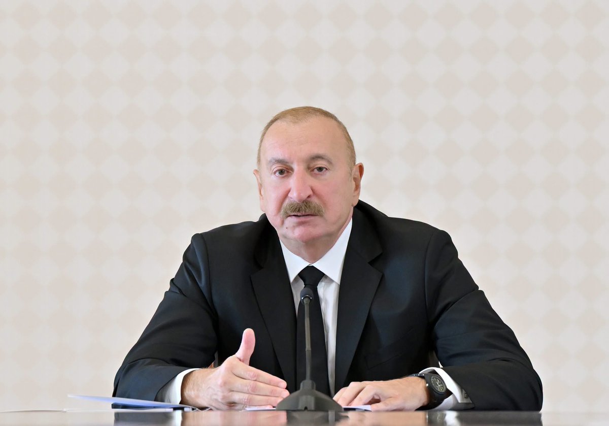 NizamiSafar's tweet photo. Azərbaycanın sənaye xəritəsində yeni istiqamətlər

Dağ-mədən və metallurgiya sənayesinin inkişafı Azərbaycanın iqtisadiyyatının şaxələndirilməsi, qeyri-neft sektorunun gücləndirilməsi və yeni, müasir sənaye istiqamətlərinin yaradılması baxımından mühüm əhəmiyyət daşıyır. Prezident İlham Əliyevin sədrliyi ilə keçirilən müşavirədə təqdim olunan 2027–2030-cu illər üçün Dövlət Proqramı bu sahədə yeni istehsal imkanlarının yaradılmasına, təbii resurslardan səmərəli istifadəyə və yüksək əlavə dəyərin formalaşdırılmasına xidmət edir.
Prezident İlham Əliyev qəbul edilmiş dövlət proqramlarının 2030-cu ilin sonunadək tam icra edilməli olduğunu vurğulayıb. Dövlət proqramlarının həyata keçirilməsi iqtisadi inkişafla yanaşı, regionlarda infrastrukturun yenilənməsinə və sosial layihələrin reallaşdırılmasına da mühüm töhfə verib.
Azərbaycanın enerji sahəsində əldə etdiyi nəticələr də iqtisadi inkişafın mühüm göstəricilərindəndir. Ölkədə qazlaşma səviyyəsi 96 faizə çatıb, 25 milyard kubmetrdən çox təbii qaz ixrac olunur. Azərbaycan bir sıra ölkələr üçün etibarlı enerji tərəfdaşına çevrilib. Cari ilin ilk səkkiz ayında qeyri-neft sektorunda 5,4 faizlik artım da iqtisadiyyatın şaxələndirilməsi istiqamətində əldə olunan nəticələrdəndir.
İşğaldan azad edilmiş ərazilərin təbii resurslarının iqtisadi dövriyyəyə cəlb olunması yeni mərhələ yaradıb. İşğal dövründə Kəlbəcər, Laçın və Zəngilan rayonlarında 60 min hektar meşə fondunun məhv edilməsi ilə yanaşı, təbii sərvətlərdən qanunsuz istifadə olunub. Hazırda isə Kəlbəcər, Ağdərə və Zəngilanda yerləşən qızıl, mis və molibden yataqlarının geoloji kəşfiyyatı və işlənilməsi istiqamətində işlər aparılır.
Ağdərə rayonunda dağ-mədən layihələri üzrə artıq işlərə başlanılıb. Balakən rayonundakı “Filizçay” polimetal yatağı da Azərbaycanın mühüm mineral resurs potensialına malik perspektiv layihələrindəndir. Bu yataqların istismarı və emalı yeni istehsal zəncirlərinin yaradılmasına, ixrac imkanlarının genişlənməsinə və əlavə dəyərin ölkə daxilində formalaşmasına şərait yaradacaq.
Sənaye parkları və aqroparkların regionlarda genişlənməsi də iqtisadi fəallığın artırılmasına xidmət edir. Yerli və xarici investorların bu prosesə cəlb olunması yeni layihələrin reallaşdırılması və müasir texnologiyaların tətbiqi üçün əlavə imkanlar yaradır.
Beləliklə, 2027–2030-cu illər üçün Dövlət Proqramı Azərbaycanın dağ-mədən və metallurgiya sənayesində yeni mərhələnin əsasını qoyur. Yataqların səmərəli istismarı, müasir emal müəssisələrinin yaradılması və investisiyaların artırılması ölkənin sənaye potensialının və qeyri-neft iqtisadiyyatının gücləndirilməsinə xidmət edəcək.