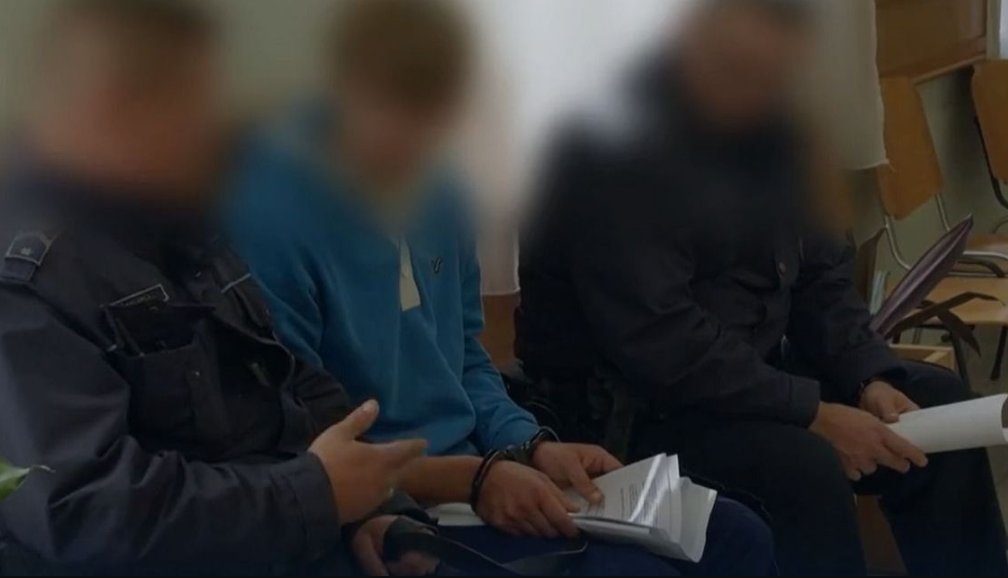 Kurucinfo2's tweet photo. Lopott autóval gázolt el polgárőrt egy büntetett előéletű drogos fiatal, de hazamehetett a bíróságról.
A totálkárosra tört kocsiból kiugorva gyalog menekült tovább.
#Kuruc #Magyarország #drog #közbiztonság
🌐 https://t.co/Wy6CoIue5e https://t.co/1qhb4J3dGd