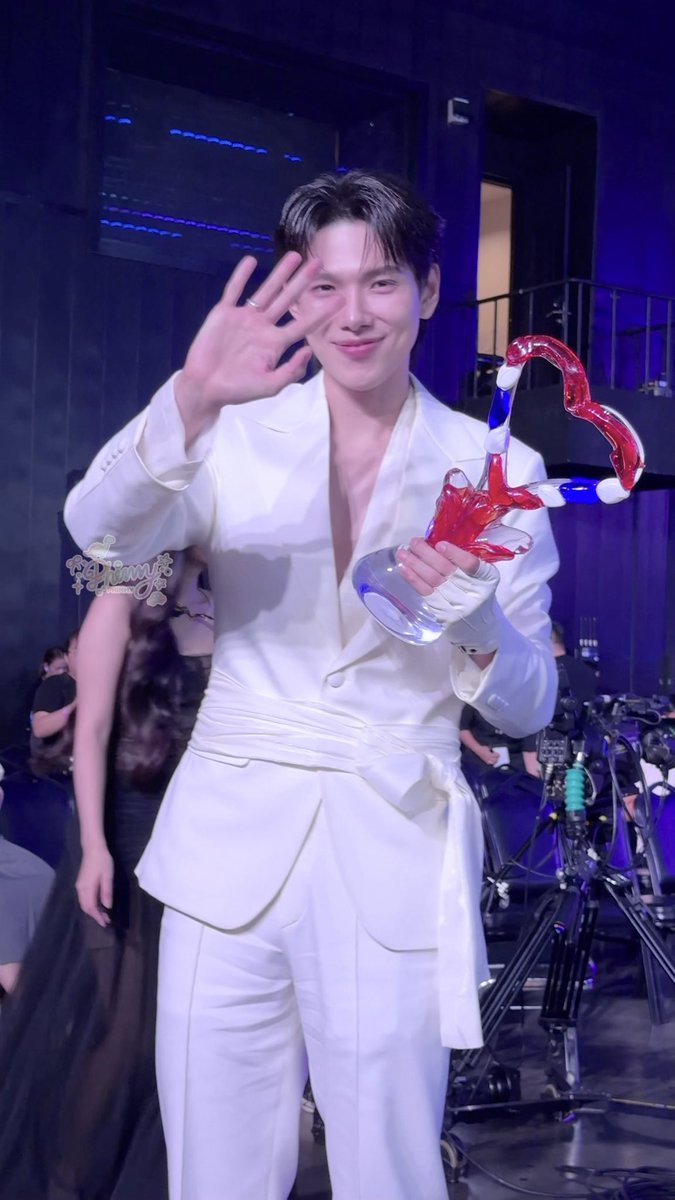 NPhimmy's tweet photo. มีความสุขมากใช่ไหมครับ
ไดโน่วก็มีความสุขมากเหมือนกัน
ข้างหบังต้าห์อู๋จะมีไดโน่วคอยดันเสมอ
เพราะรอยยิ้มและความสุขของต้าห์อู๋ คือสิ่งที่พวกเราต้องการมากที่สุด

#DAOUxTHCSO_DDAY
#DAOU #ต้าห์อู๋ 
#ThailandsChosenOne https://t.co/zUpb7BrpdV