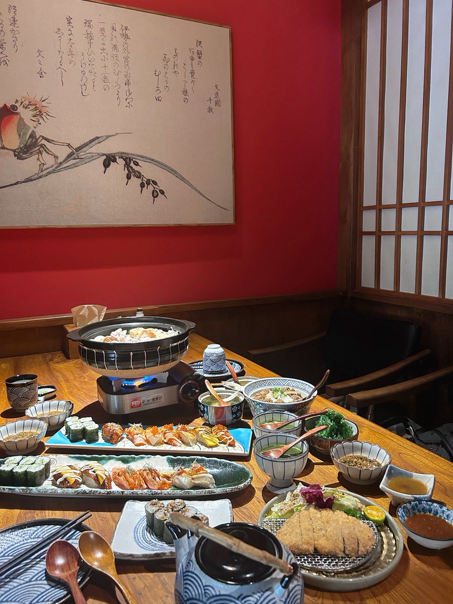 ReinaldoSah0's tweet photo. Late night cravings hit Our tiny red lantern glows for you—steaming ramen, warm osmanthus tea, and a quiet corner just for tired souls. Come stay a little longer. https://t.co/sDmwsqORlB