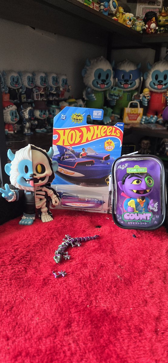 the_ghost_CM83's tweet photo. Happy #sharingsunday everyone! What did you pick up this past week? Biggest shout-outy to the love of my life, my Witchiepoo cheeseburger! She secured the Bat Boat I've been hunting every since I skipped it at wal mart last year! And with a lil 3d printed gecko buddy!
I love you so much for this @EmoSnapsx8x1x6x 🥰👸🖤
We also opened up Skele-Bloo heroes together and she also gave me the luck to pull the blacklight Count chase case!