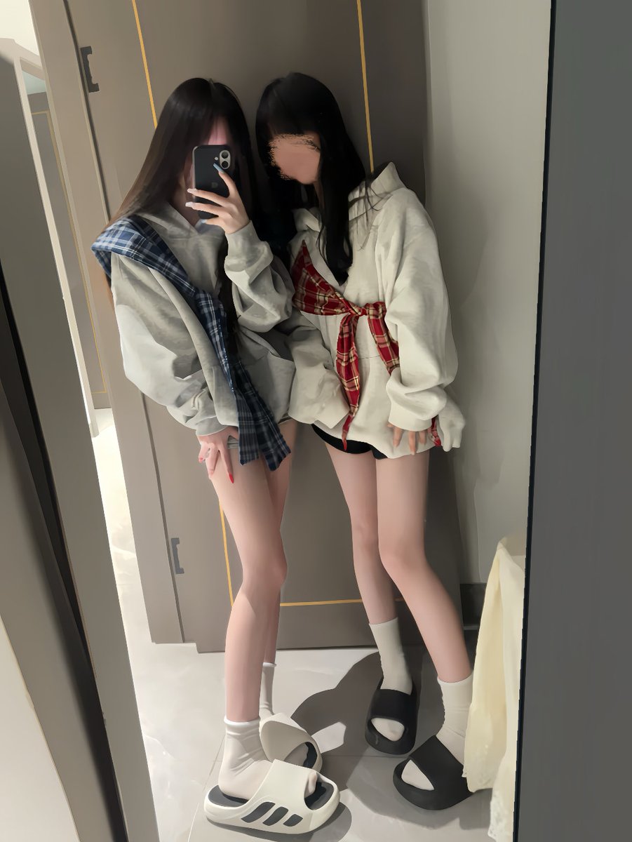 IdaRodaleohb's tweet photo. 是谁要锐评我高中生16岁的福🦋

粉粉嫩嫩的~~我直接发啦！

看完不许乱传！！ https://t.co/tOVfuctE3s