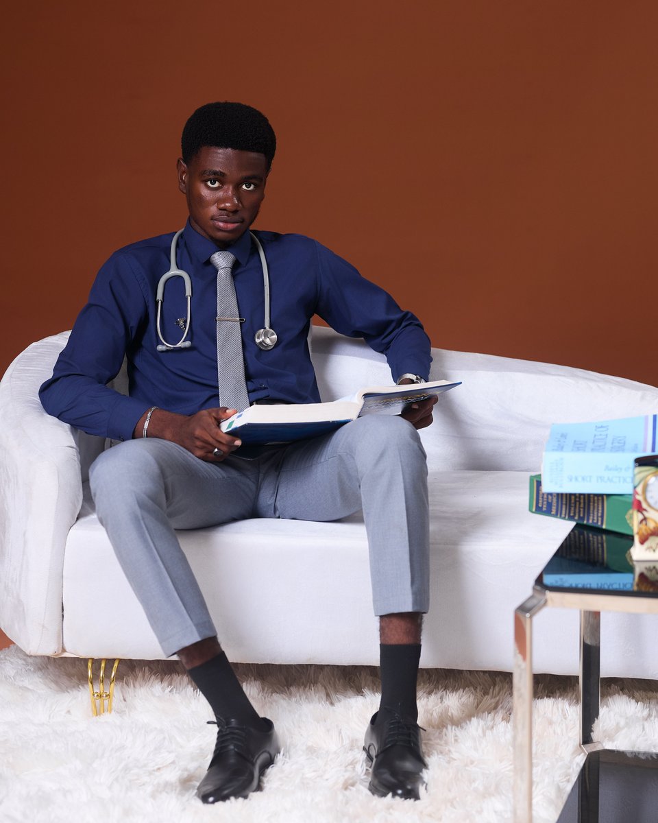 1apha_'s tweet photo. Medical School.
Lived it.......loved it??

Well.......DONE🤷‍♂️

DR(MED) George Opare Botwe!🩺 https://t.co/MgTTRUFUck