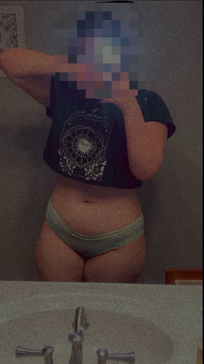 VoluptuousVi20's tweet photo. I’m not dangerous, just distracting 💚
#nsfw #curvy #elegant #tease https://t.co/cFTfESsY5i