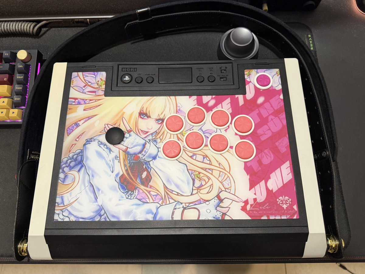 ShinDestinyZero's tweet photo. I think I’ve probably went overboard with the amount of changes I’ve made to my Hori Alpha as time goes by. 😅
Big thanks to @llKeys_ for the artwork.
Planning to do more character themed sticks in the future.
#hori #horialpha #sanjuks #ASI #obicapsule https://t.co/oL10AlXaC3