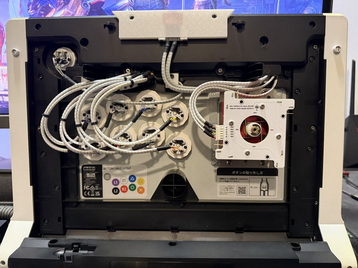 ShinDestinyZero's tweet photo. I think I’ve probably went overboard with the amount of changes I’ve made to my Hori Alpha as time goes by. 😅
Big thanks to @llKeys_ for the artwork.
Planning to do more character themed sticks in the future.
#hori #horialpha #sanjuks #ASI #obicapsule https://t.co/oL10AlXaC3