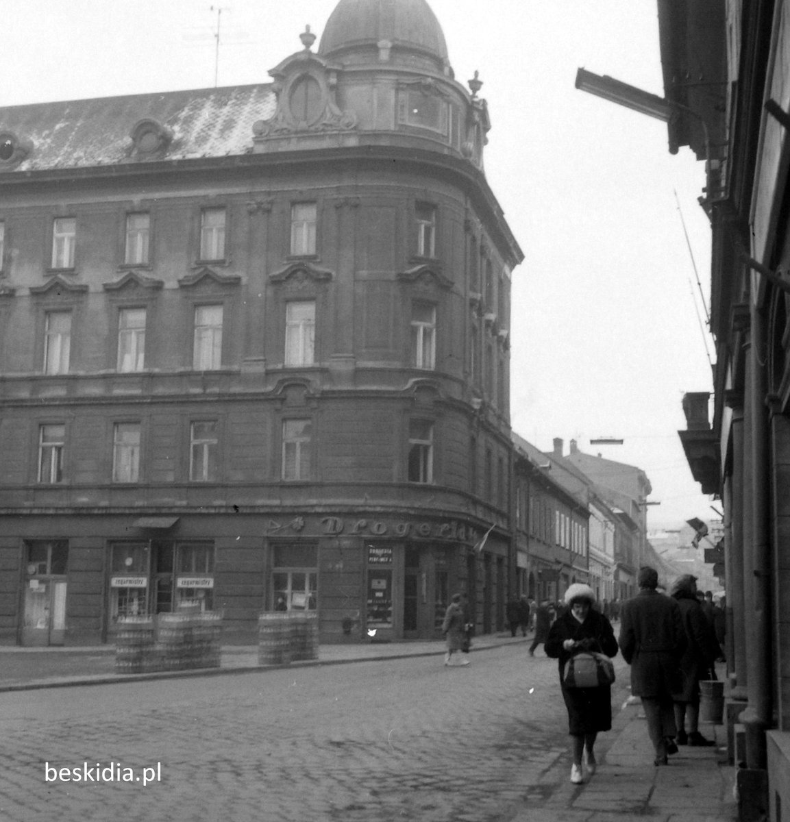 beskidia_pl's tweet photo. Ulica Dzierżyńskiego, na wysokości placu Wolności w Bielsku-Białej, w latach 70. XX wieku. Na wprost widoczna jest kultowa Drogeria Tanewskich. Na chodniku zwracają uwagę charakterystyczne metalowe transportery wypełnione szklanymi butelkami z mlekiem
#bielitz #bielsko #beskidia https://t.co/xysxFev3L3