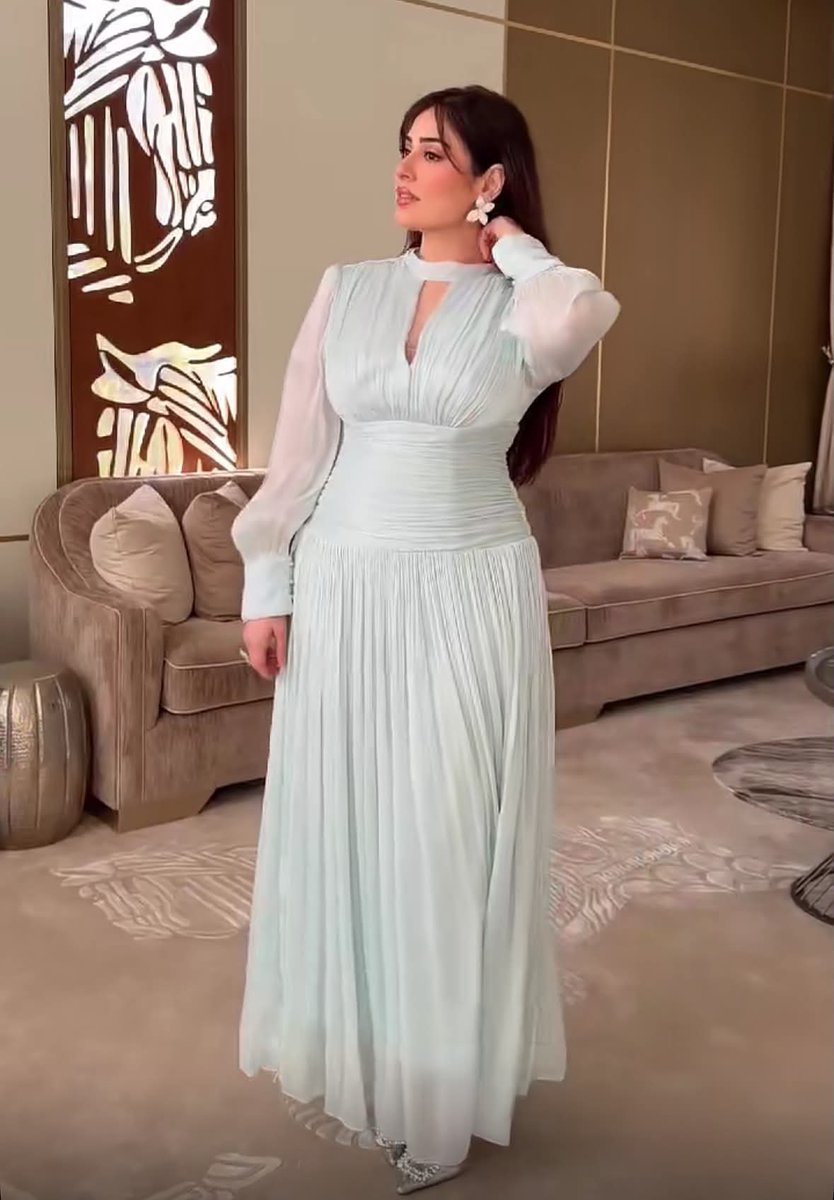 lamsaedit's tweet photo. تعجبني أناقة رؤى الصبان مرررة دايم محتشمة ومرتبة وذوقها يجنن 😍🤎

والصدمة إن فستانها هالمرة من شي إن!

ما توقعت أبد 👀🔥

#تعليق_الدراسة https://t.co/FjEhx6vWDP