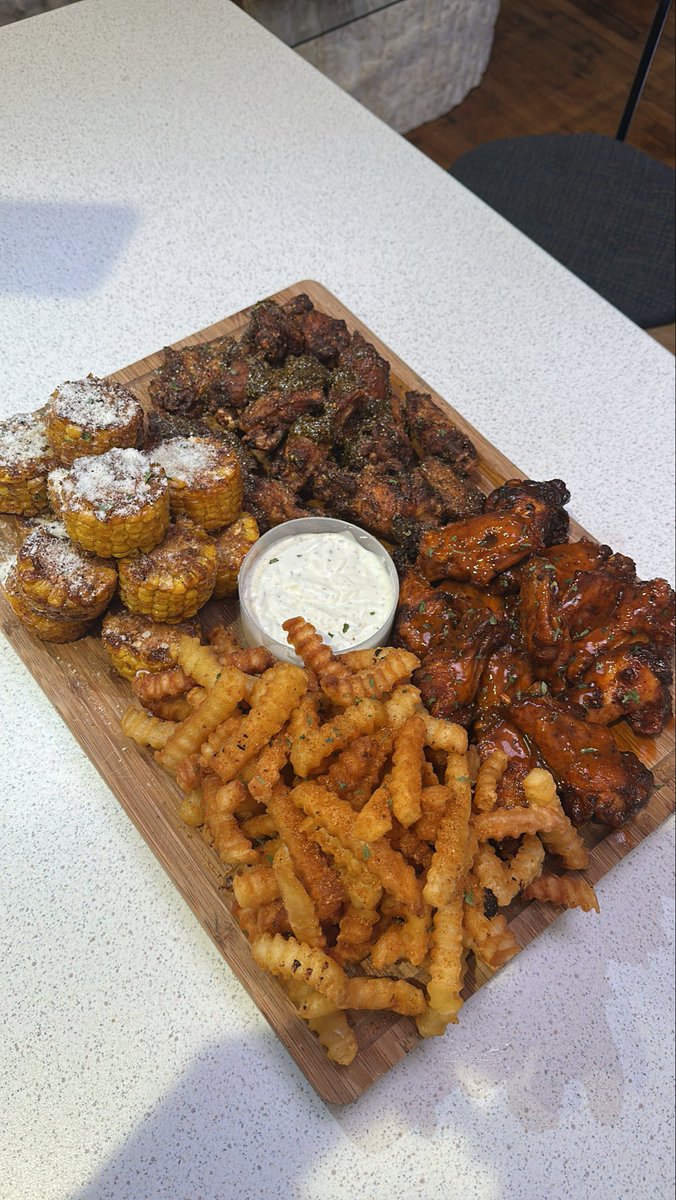 _officialahmaad's tweet photo. Football and wings? 🏈 https://t.co/InzITUS3wJ