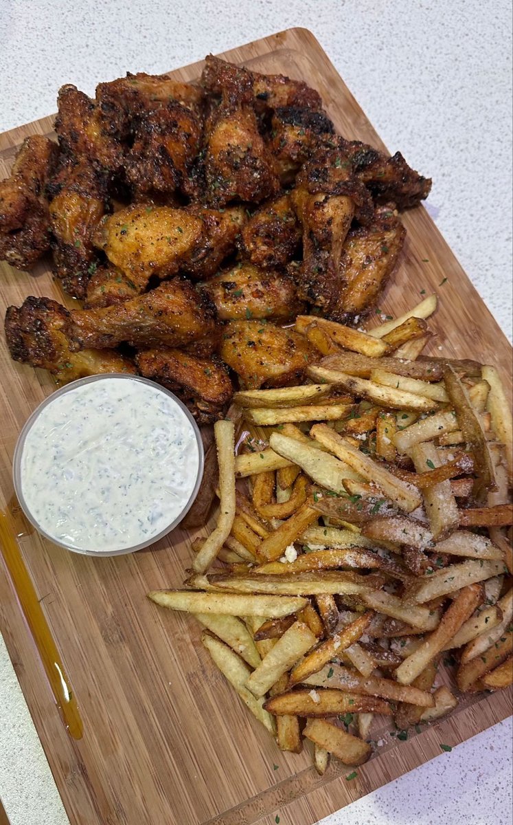 _officialahmaad's tweet photo. Football and wings? 🏈 https://t.co/InzITUS3wJ