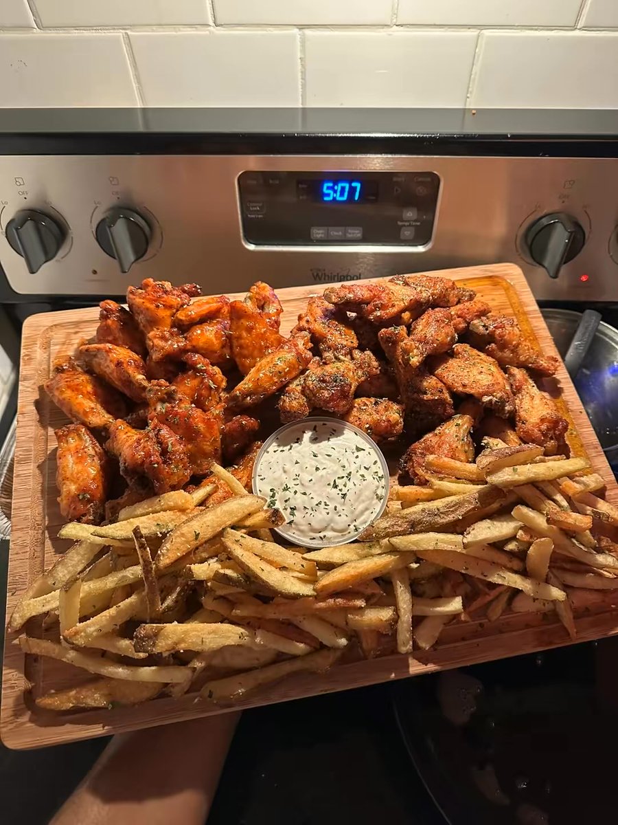 _officialahmaad's tweet photo. Football and wings? 🏈 https://t.co/InzITUS3wJ