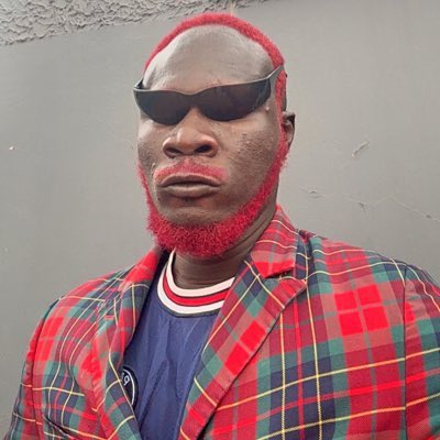 Signal_Alvin's tweet photo. Comparing Christiano Ronaldo to Messi is like comparing Senior man Layla to Akabenezer. 
You know the gap is far but still agenda must agend…One tries to be funny and is not funny whiles the other does it with ease and does not even try. You can see the difference in the picture https://t.co/ANmcvnyBr0