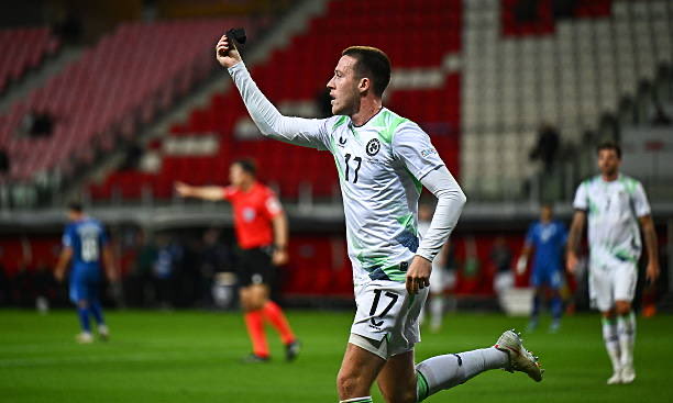 IrishPropaganda's tweet photo. Jack Moylan celebrating his goal vs israel

Removing and raising his black armband to remember the lives lost in Palestine 

FREE PALESTINE 🇮🇪🇵🇸 https://t.co/fzbxK9bSue