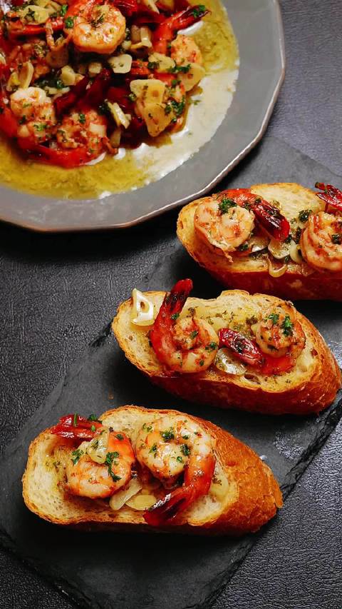 ClarisaBroy4's tweet photo. Hoy probé unas tapas de gambas al ajillo en un bar pequeo del centro de Madrid, estaban absolutamente deliciosas y el ambiente es súper acogedor! 5/5, volveré pronto!， https://t.co/wmUvVWMCZf