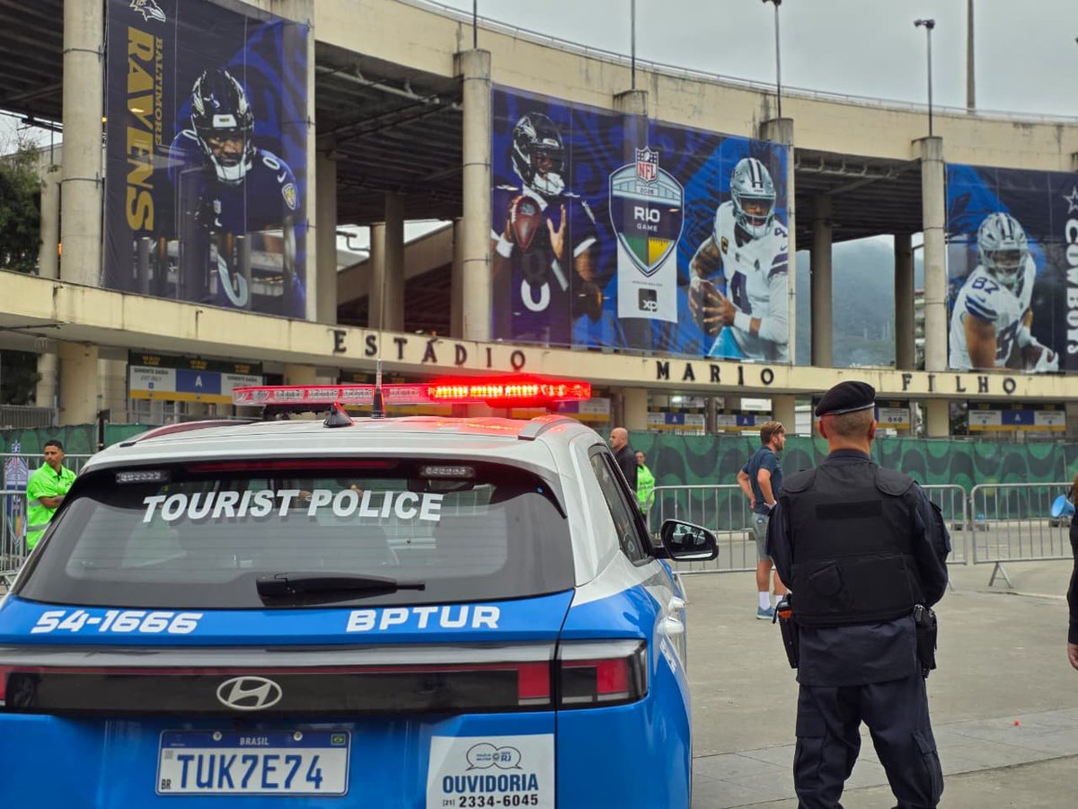 PMERJ's tweet photo. 🌎🏟️ RIO DE JANEIRO DE BRAÇOS ABERTOS | #BPTur NA #NFL
👮♂️ O #BPTur atua no entorno do #Maracanã durante o #NFLRioGame2026, com equipes preparadas para orientar o público e prestar apoio aos turistas que prestigiam o evento. (+) ⤵️
#PMERJ #ServireProteger #BPTur #NFL #Maracanã https://t.co/11LTgLGTC4