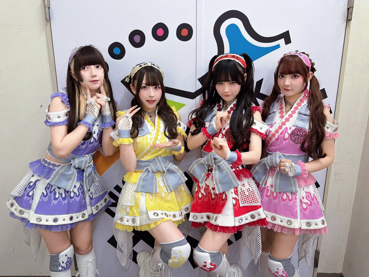 dfilt0's tweet photo. みんな可愛いけど、光の入り方とか全体的に黄みがかってるせいで、本来の可愛さがあんまり発揮されてない気がする
公式はiPhoneノーマルカメラで撮ってるのか
色味補正だけでもしたらもっと可愛い写真になりそう
このくらいの感じで⬇️ https://t.co/75v1KW5dc1