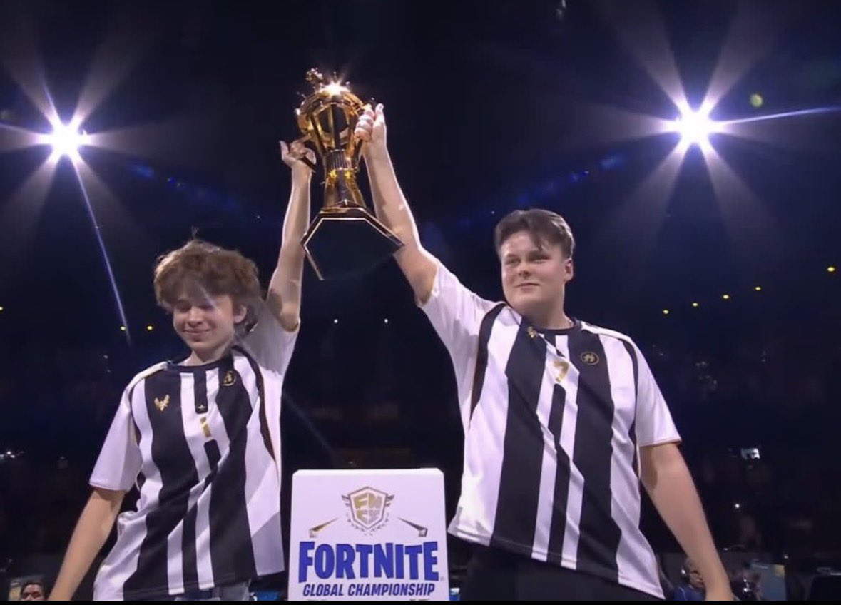 spxrkfv's tweet photo. Champions du monde 🏆🏆🏆🏆

Incroyable hvkwin jusqu’à la fin on a stresser mais on l’a fais Nice @pixiefnbr @SwizzY281 @HvKGGs https://t.co/9SwppLyamK