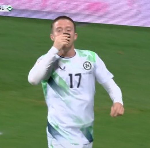 ActuFoot_'s tweet photo. 🚨🚨 Après son but face à Israël 🇮🇱, Jack MOYLAN 🇮🇪 brandit et embrasse un brassard noir.

Il faisait partie des joueurs qui ne voulaient pas jouer face à Israël.

3-0 POUR LES IRLANDAIS. ⚽️⚽️⚽️ https://t.co/bWW49488Wf