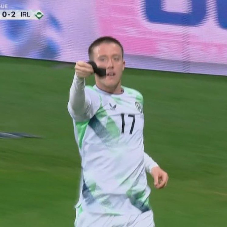 ActuFoot_'s tweet photo. 🚨🚨 Après son but face à Israël 🇮🇱, Jack MOYLAN 🇮🇪 brandit et embrasse un brassard noir.

Il faisait partie des joueurs qui ne voulaient pas jouer face à Israël.

3-0 POUR LES IRLANDAIS. ⚽️⚽️⚽️ https://t.co/bWW49488Wf