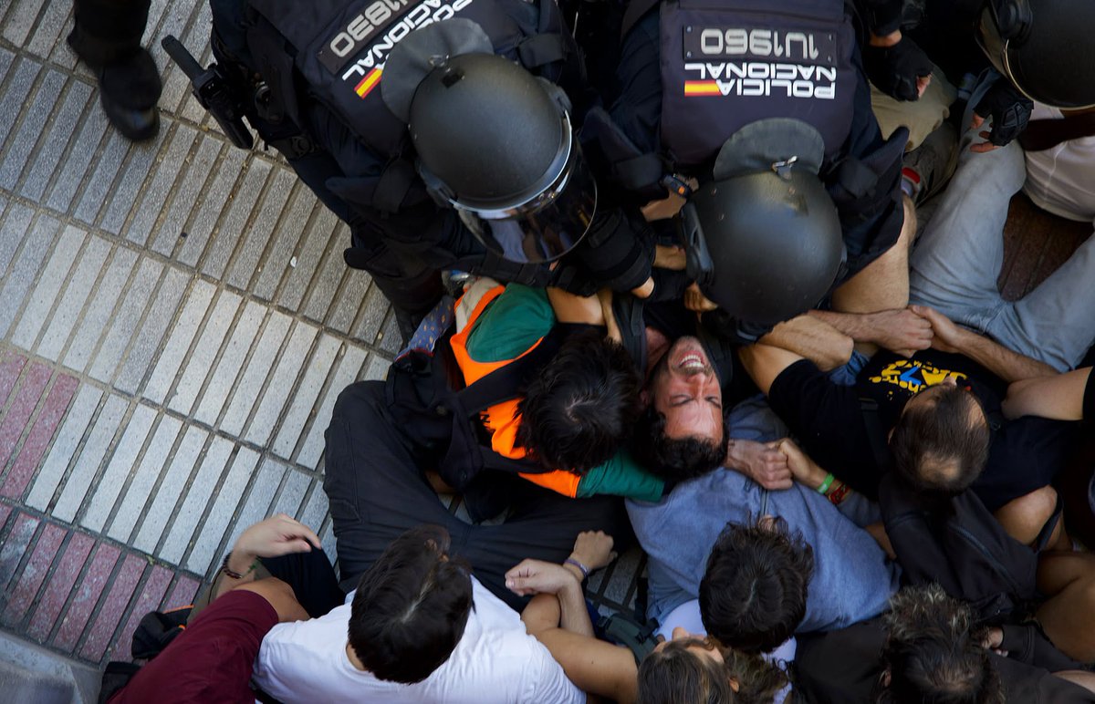 FonsiLoaiza's tweet photo. - La Policía en Madrid en el desahucio de Maricarmen agrediendo brutalmente a manifestantes

- La Policía de Torre Pacheco hoy en la concentración fascista de Núcleo Nacional abrazando al nazi de Pugilato https://t.co/9YC08rsoc9