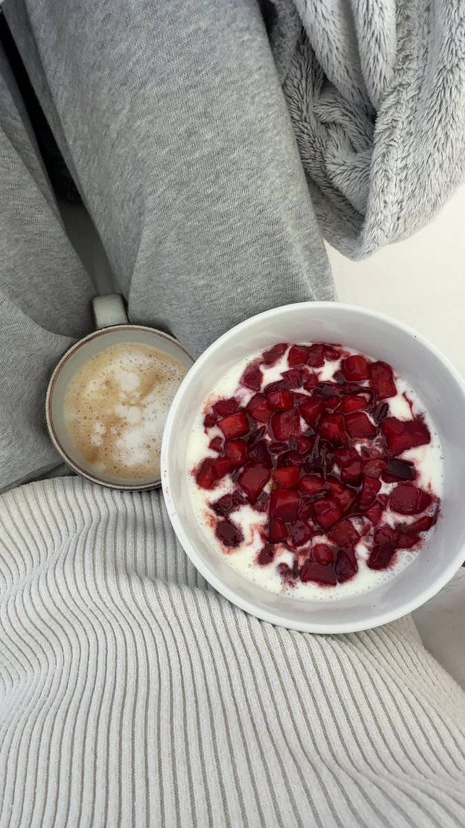 sandryn_3's tweet photo. Goodmorningggggg 💕🤍 my legs are surprisingly slim after ingesting a ton of salt last night. 😅 I wanted to share my breakfast with youuuu  (plums with Skyr and kefir 173 cal) yumm 🌺💖 #bodycheck #thinspo https://t.co/h8Zi2s8F8d