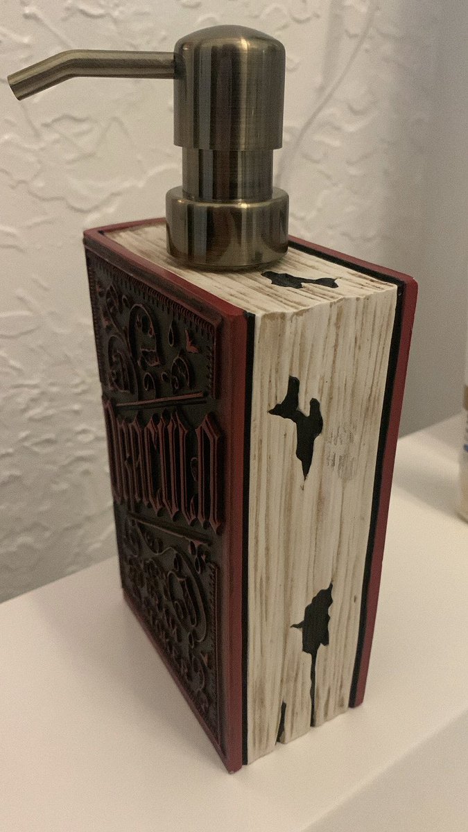 MichelleNReed's tweet photo. Obsessed with my new Dracula soap dispenser 🦇 https://t.co/QTy0NEyFK0