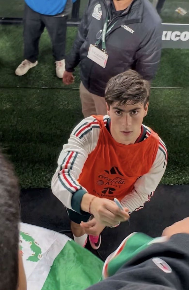 yazmintrini_'s tweet photo. Armando, dame UNA oportunidad, te juro que no te voy a distraer del fútbol ni a quitarte tiempo. mándame mensaje cada 4 semanas si quieres, contéstame cuando puedas, ignórame si estás concentrado en un partido, NO ME IMPORTA. solo dame una oportunidad https://t.co/22feNne6qR