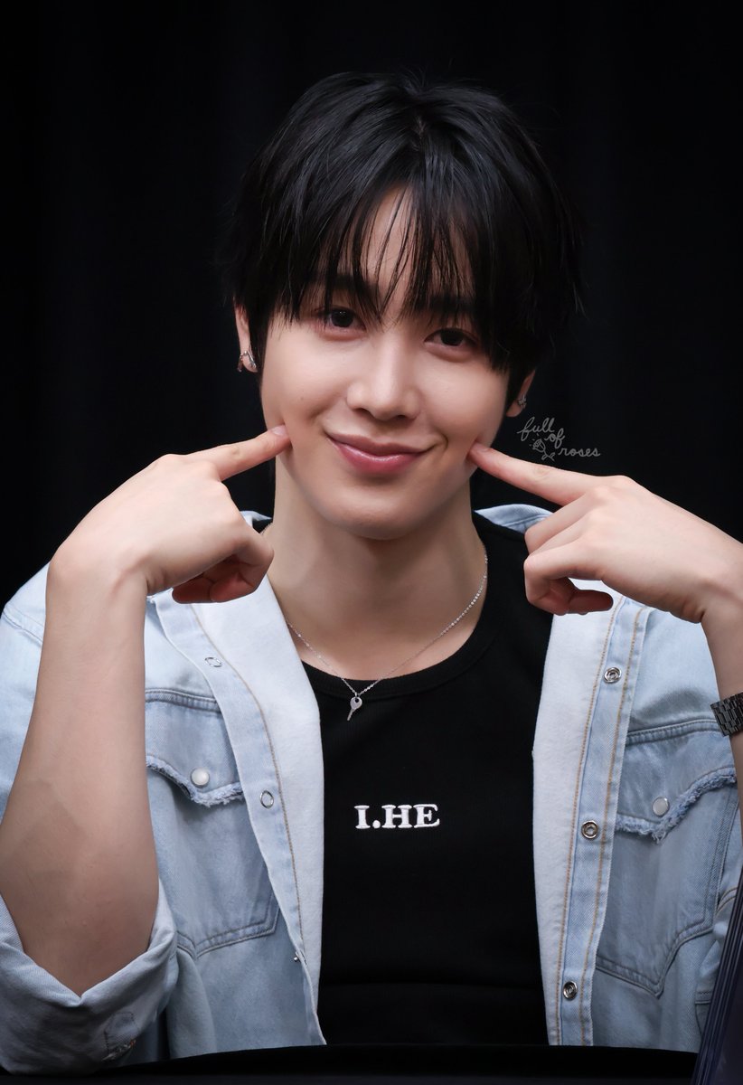 FULLOFR0SES's tweet photo. 제이제이뮤즈 🌹 260807

🤏🏻🤏🏻🤏🏻🤏🏻

#싸이커스 #HUNTER #XIKERS #헌터 https://t.co/2mImRBe3uB