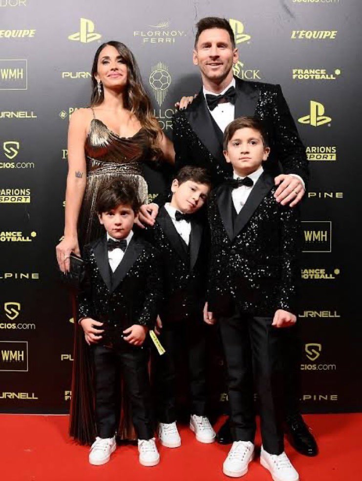 FANFOOTMESSI's tweet photo. 🚨🚨Selon la presse internationale, Messi a confirmé sa présence à la cérémonie du Ballon d'Or à Londres le 26 octobre. 

Il sera accompagné de sa femme et de ses trois enfants. 🙆‍♂️🐐

LA PRÉSENCE DES SES FILS ??? VOUS SAVEZ CE QUE ÇA SIGNIFIE ¡!!!!! https://t.co/HfZzHdNx8O