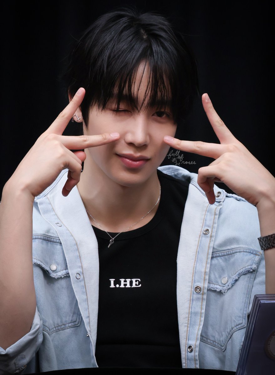 FULLOFR0SES's tweet photo. 제이제이뮤즈 🌹 260807

🤏🏻🤏🏻🤏🏻🤏🏻

#싸이커스 #HUNTER #XIKERS #헌터 https://t.co/2mImRBe3uB