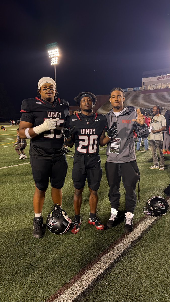 Kam_Davis27's tweet photo. Had a great trip up to Indy yesterday! Thank you @coachburke89 for the game day invite. Glad to see my old teammates/brothers living their dreams of playing college football

@KeeversChris @MarteriusB @skystaten55 @CSmithScout @LausanneFB @UIndyFB @noy_garrett https://t.co/62ojuJzTuM
