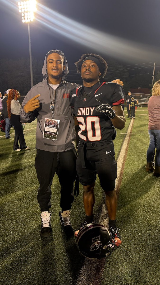 Kam_Davis27's tweet photo. Had a great trip up to Indy yesterday! Thank you @coachburke89 for the game day invite. Glad to see my old teammates/brothers living their dreams of playing college football

@KeeversChris @MarteriusB @skystaten55 @CSmithScout @LausanneFB @UIndyFB @noy_garrett https://t.co/62ojuJzTuM