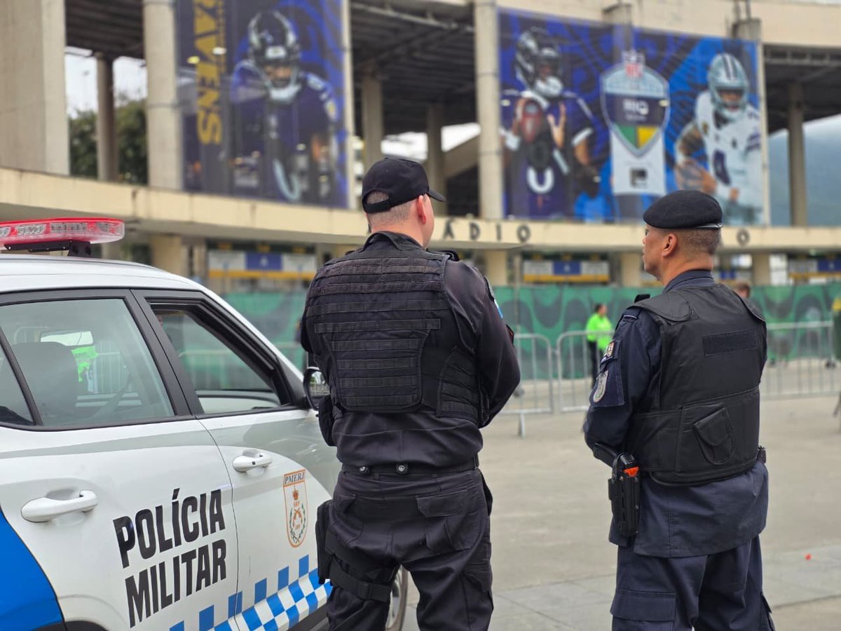 PMERJ's tweet photo. 🌎🏟️ RIO DE JANEIRO DE BRAÇOS ABERTOS | #BPTur NA #NFL
👮♂️ O #BPTur atua no entorno do #Maracanã durante o #NFLRioGame2026, com equipes preparadas para orientar o público e prestar apoio aos turistas que prestigiam o evento. (+) ⤵️
#PMERJ #ServireProteger #BPTur #NFL #Maracanã https://t.co/11LTgLGTC4