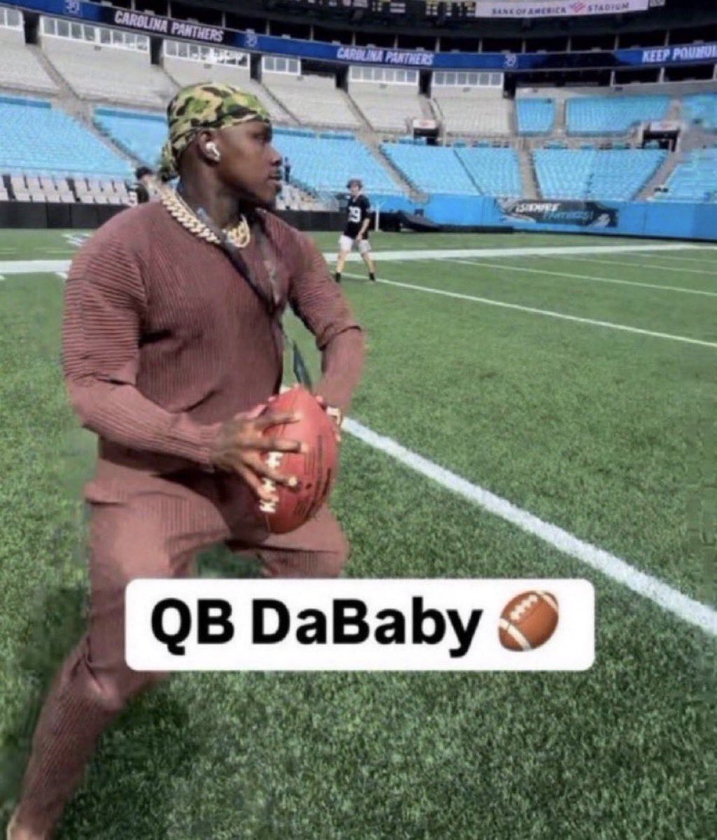 1cactusjax's tweet photo. “Drake Maye steps back to pass” https://t.co/kDlQ5CXghO