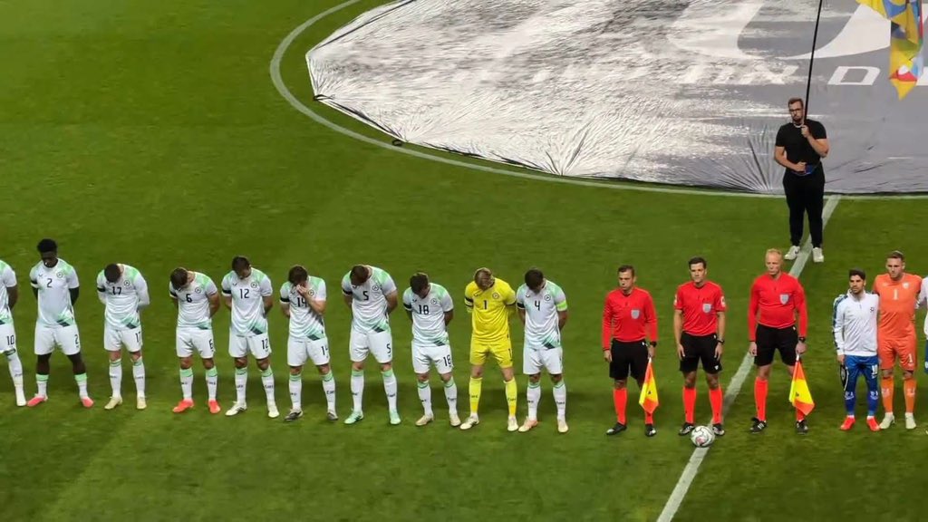 alyelbassel's tweet photo. "موقف شجاع من لاعبي منتخب إيرلندا الذين خفضوا رؤوسهم رفضاً لنشيد الكيان ، وارتدوا الشارات السوداء على أذرعهم تضامناً وتكريماً لأرواح ضحايا غز // ة الأبرياء. ❤️" https://t.co/Xs7YA2FhfY