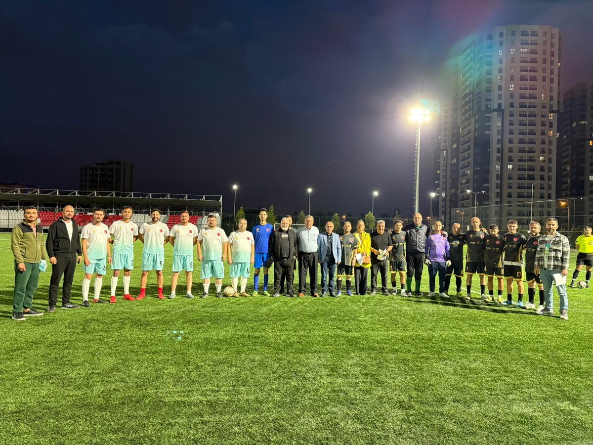 aketimesgut06's tweet photo. 📍 Meva Şehir Stadı 

Ankara İl Başkanlığımızca düzenlenen futbol turnuvasında Etimesgut Teşkilatımız ile Evren ve Şereflikoçhisar teşkilatlarımızın ortak takımı karşı karşıya geldi.

Dostluk kazandı, kardeşliğimiz pekişti.

Emeği geçen İl Başkanlığımıza ve tüm teşkilat mensuplarımıza teşekkür ederiz.
#AKPartiEtimesgut 
#FutbolTurnuvası