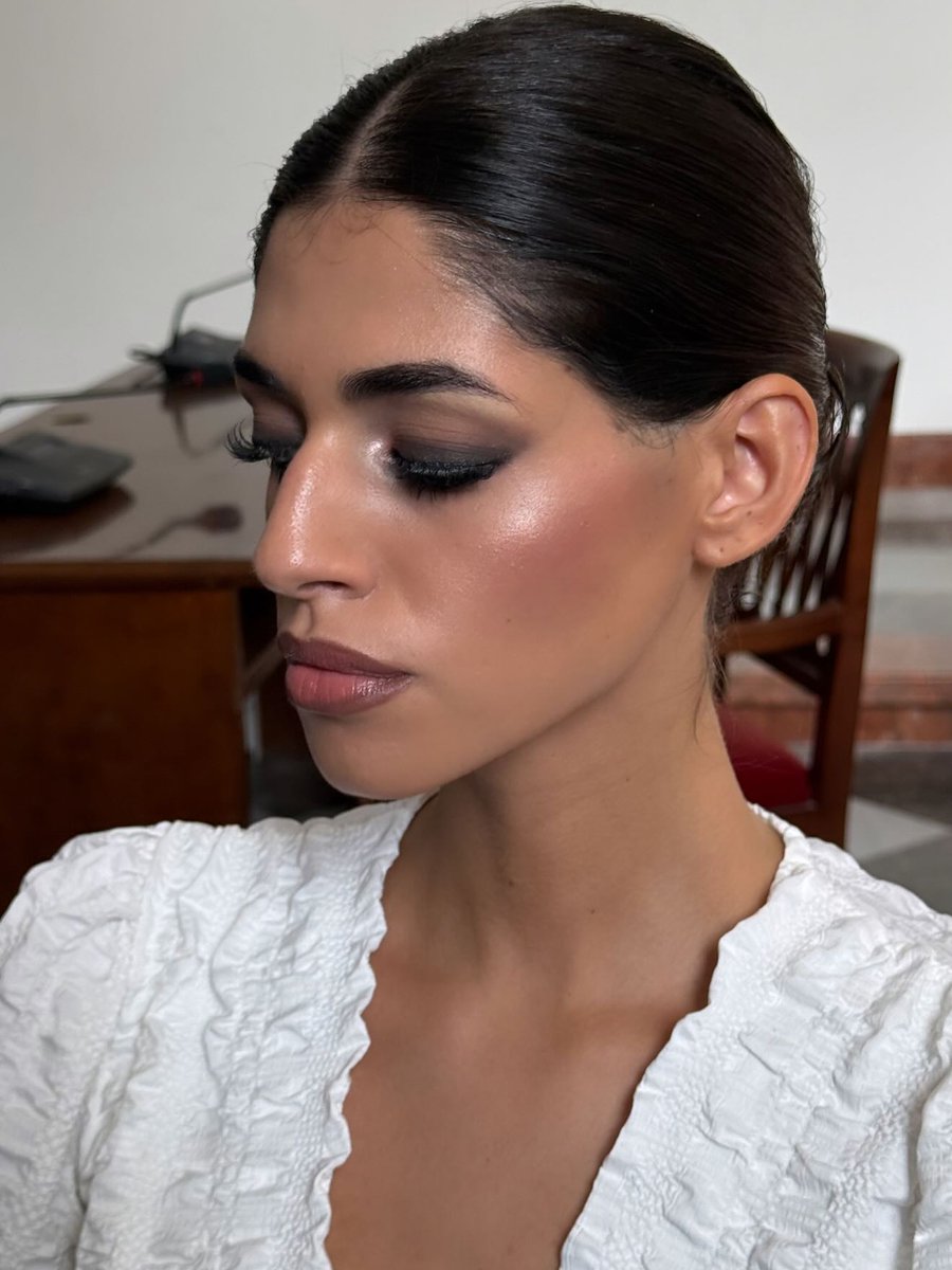 nataliemitfebk's tweet photo. This is Vittoria, a stunning model ready for tonight’s runway show. For her, I created an intense smoky look with a subtle touch of luminosity. Her flawless skin made the result absolutely stunning. https://t.co/mzFqcNqRwW