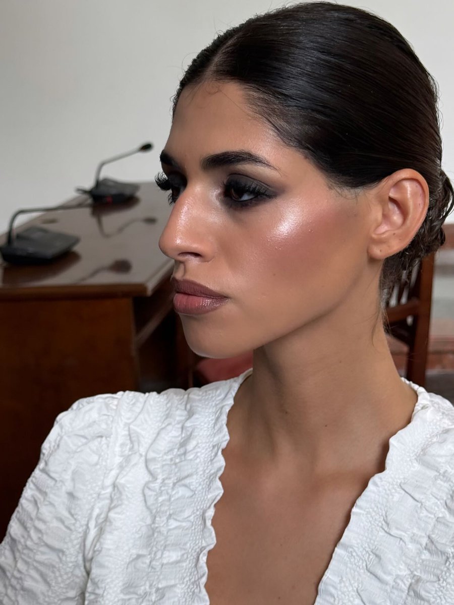 nataliemitfebk's tweet photo. This is Vittoria, a stunning model ready for tonight’s runway show. For her, I created an intense smoky look with a subtle touch of luminosity. Her flawless skin made the result absolutely stunning. https://t.co/mzFqcNqRwW