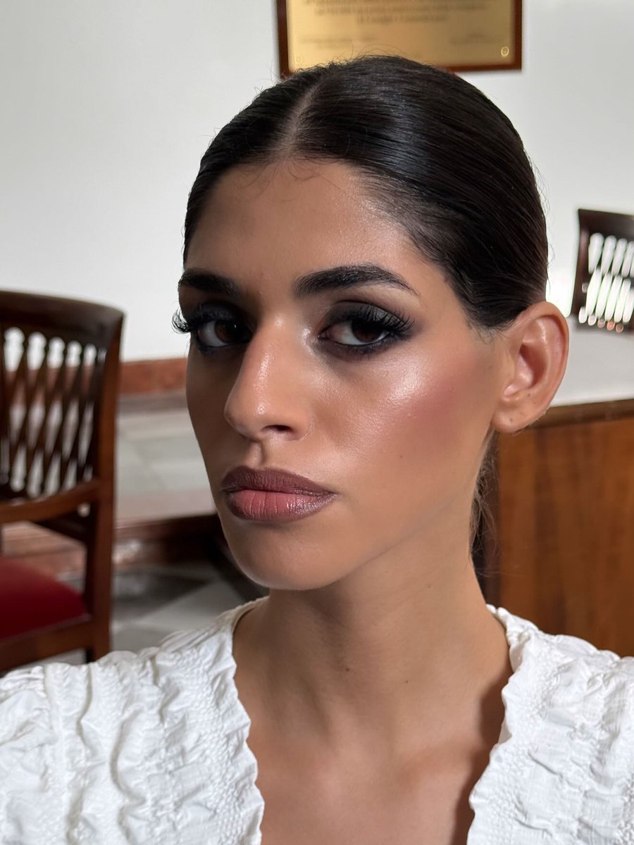 nataliemitfebk's tweet photo. This is Vittoria, a stunning model ready for tonight’s runway show. For her, I created an intense smoky look with a subtle touch of luminosity. Her flawless skin made the result absolutely stunning. https://t.co/mzFqcNqRwW