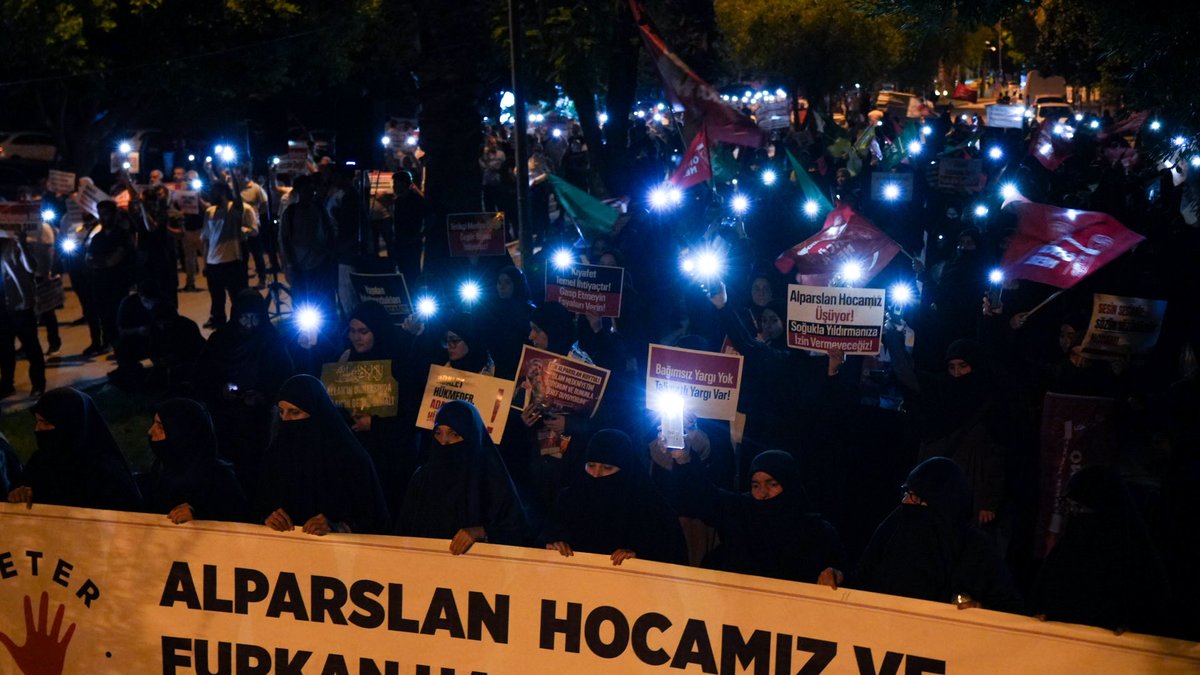 furkanhareketiT's tweet photo. 25 SAATTİR KARDEŞLERİMİZİ BEKLİYORUZ 

Dün anayasal hakkını kullanmak isterken #AdanaEmniyeti tarafından hukuksuzca darp edilerek gözaltına alınan 31 kardeşimizi emniyet önünde beklemeye devam ediyoruz. 

Kardeşlerimiz Serbest Bırakılmalıdır!
Gözaltında Kötü Muameleye de Derhal Son Verilmelidir! 

Gözaltında KötüMuamele