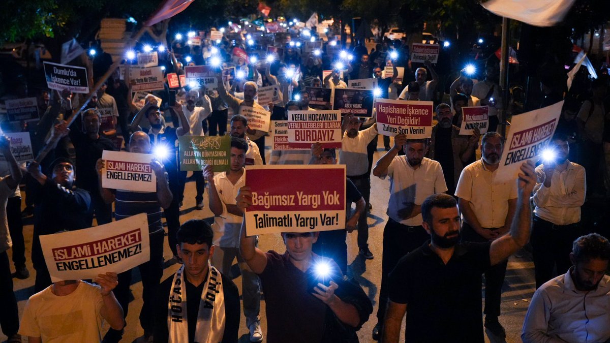 furkanhareketiT's tweet photo. 25 SAATTİR KARDEŞLERİMİZİ BEKLİYORUZ 

Dün anayasal hakkını kullanmak isterken #AdanaEmniyeti tarafından hukuksuzca darp edilerek gözaltına alınan 31 kardeşimizi emniyet önünde beklemeye devam ediyoruz. 

Kardeşlerimiz Serbest Bırakılmalıdır!
Gözaltında Kötü Muameleye de Derhal Son Verilmelidir! 

Gözaltında KötüMuamele