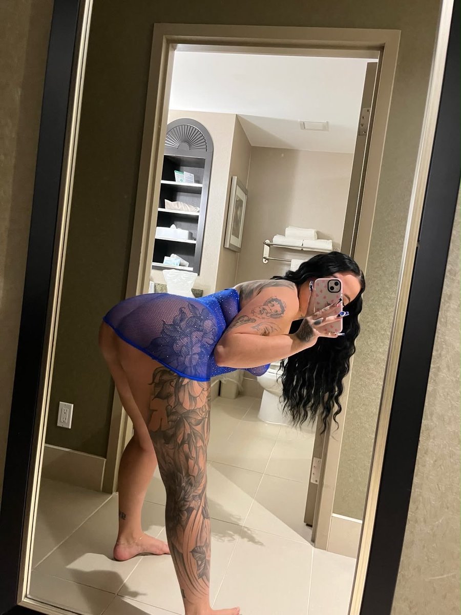 Leah_Foxx_x's tweet photo. bring you to my crib it's a cathedral in here 💙 https://t.co/LPgfLPDXhn
