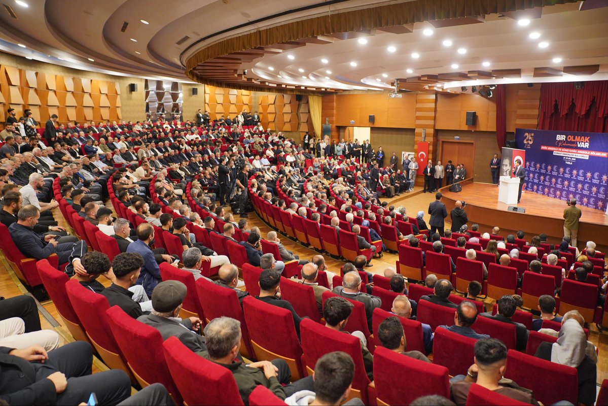 erenalibingol's tweet photo. Sayın Cumhurbaşkanı Yardımcımız Cevdet Yılmaz’ın kıymetli teşrifleriyle, Türkiye Yüzyılı Buluşmaları İstanbul programı kapsamında Doğu ve Güneydoğu Anadolu Bölgeleri Kanaat Önderleri Buluşması’na Tuzla’mızda ev sahipliği yaptık.

Milletvekillerimiz, MKYK üyelerimiz, teşkilat mensuplarımız ve bölgelerimizin kıymetli kanaat önderleriyle aynı sofrada buluştuğumuz bu anlamlı programda; ortak değerlerimizi, birlik ve beraberliğimizi pekiştiren güçlü bir buluşmaya tanıklık ettik.

Başta Cumhurbaşkanı Yardımcımız Sayın Cevdet Yılmaz olmak üzere; programımıza teşrif eden milletvekillerimize, MKYK üyelerimize, kanaat önderlerimize ve tüm kıymetli misafirlerimize gönülden teşekkür ediyorum.

Tuzla’mızda böylesine güçlü ve geniş katılımlı bir buluşmaya ev sahipliği yapmaktan büyük bir memnuniyet duyduk.