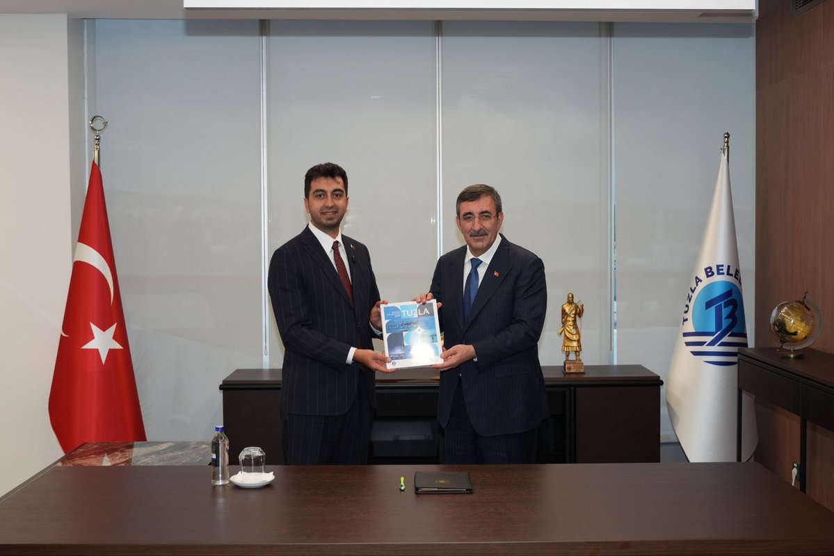erenalibingol's tweet photo. Sayın Cumhurbaşkanı Yardımcımız Cevdet Yılmaz’ın kıymetli teşrifleriyle, Türkiye Yüzyılı Buluşmaları İstanbul programı kapsamında Doğu ve Güneydoğu Anadolu Bölgeleri Kanaat Önderleri Buluşması’na Tuzla’mızda ev sahipliği yaptık.

Milletvekillerimiz, MKYK üyelerimiz, teşkilat mensuplarımız ve bölgelerimizin kıymetli kanaat önderleriyle aynı sofrada buluştuğumuz bu anlamlı programda; ortak değerlerimizi, birlik ve beraberliğimizi pekiştiren güçlü bir buluşmaya tanıklık ettik.

Başta Cumhurbaşkanı Yardımcımız Sayın Cevdet Yılmaz olmak üzere; programımıza teşrif eden milletvekillerimize, MKYK üyelerimize, kanaat önderlerimize ve tüm kıymetli misafirlerimize gönülden teşekkür ediyorum.

Tuzla’mızda böylesine güçlü ve geniş katılımlı bir buluşmaya ev sahipliği yapmaktan büyük bir memnuniyet duyduk.