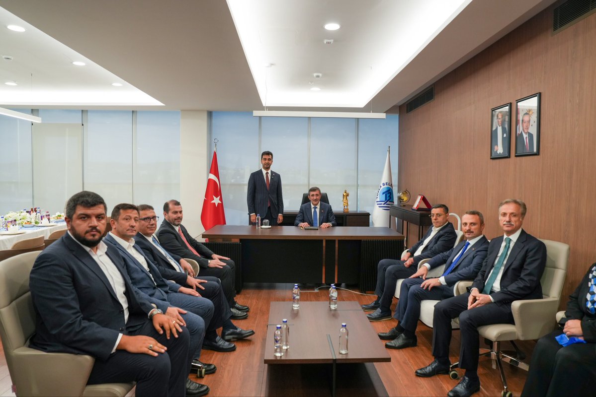 erenalibingol's tweet photo. Sayın Cumhurbaşkanı Yardımcımız Cevdet Yılmaz’ın kıymetli teşrifleriyle, Türkiye Yüzyılı Buluşmaları İstanbul programı kapsamında Doğu ve Güneydoğu Anadolu Bölgeleri Kanaat Önderleri Buluşması’na Tuzla’mızda ev sahipliği yaptık.

Milletvekillerimiz, MKYK üyelerimiz, teşkilat mensuplarımız ve bölgelerimizin kıymetli kanaat önderleriyle aynı sofrada buluştuğumuz bu anlamlı programda; ortak değerlerimizi, birlik ve beraberliğimizi pekiştiren güçlü bir buluşmaya tanıklık ettik.

Başta Cumhurbaşkanı Yardımcımız Sayın Cevdet Yılmaz olmak üzere; programımıza teşrif eden milletvekillerimize, MKYK üyelerimize, kanaat önderlerimize ve tüm kıymetli misafirlerimize gönülden teşekkür ediyorum.

Tuzla’mızda böylesine güçlü ve geniş katılımlı bir buluşmaya ev sahipliği yapmaktan büyük bir memnuniyet duyduk.