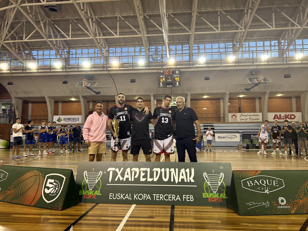 TabirakoBaqueST's tweet photo. Asteburu honetan Tercera Feb ko Euskal Kopako Final Fourra ospatu dugu Landako polikiroldegian. Finalean, Teknei Zornotzak erraz menderatu du Take Tolosa.

2018ko mutilen taldea atsedenaldian saskibaloiaz Gozatu izan ahal dute.

Zorionaak @zornotzast 

Eskerrik asko @Basketbasko https://t.co/URFkk8yGqc