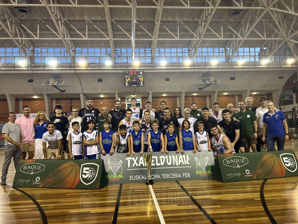TabirakoBaqueST's tweet photo. Asteburu honetan Tercera Feb ko Euskal Kopako Final Fourra ospatu dugu Landako polikiroldegian. Finalean, Teknei Zornotzak erraz menderatu du Take Tolosa.

2018ko mutilen taldea atsedenaldian saskibaloiaz Gozatu izan ahal dute.

Zorionaak @zornotzast 

Eskerrik asko @Basketbasko https://t.co/URFkk8yGqc