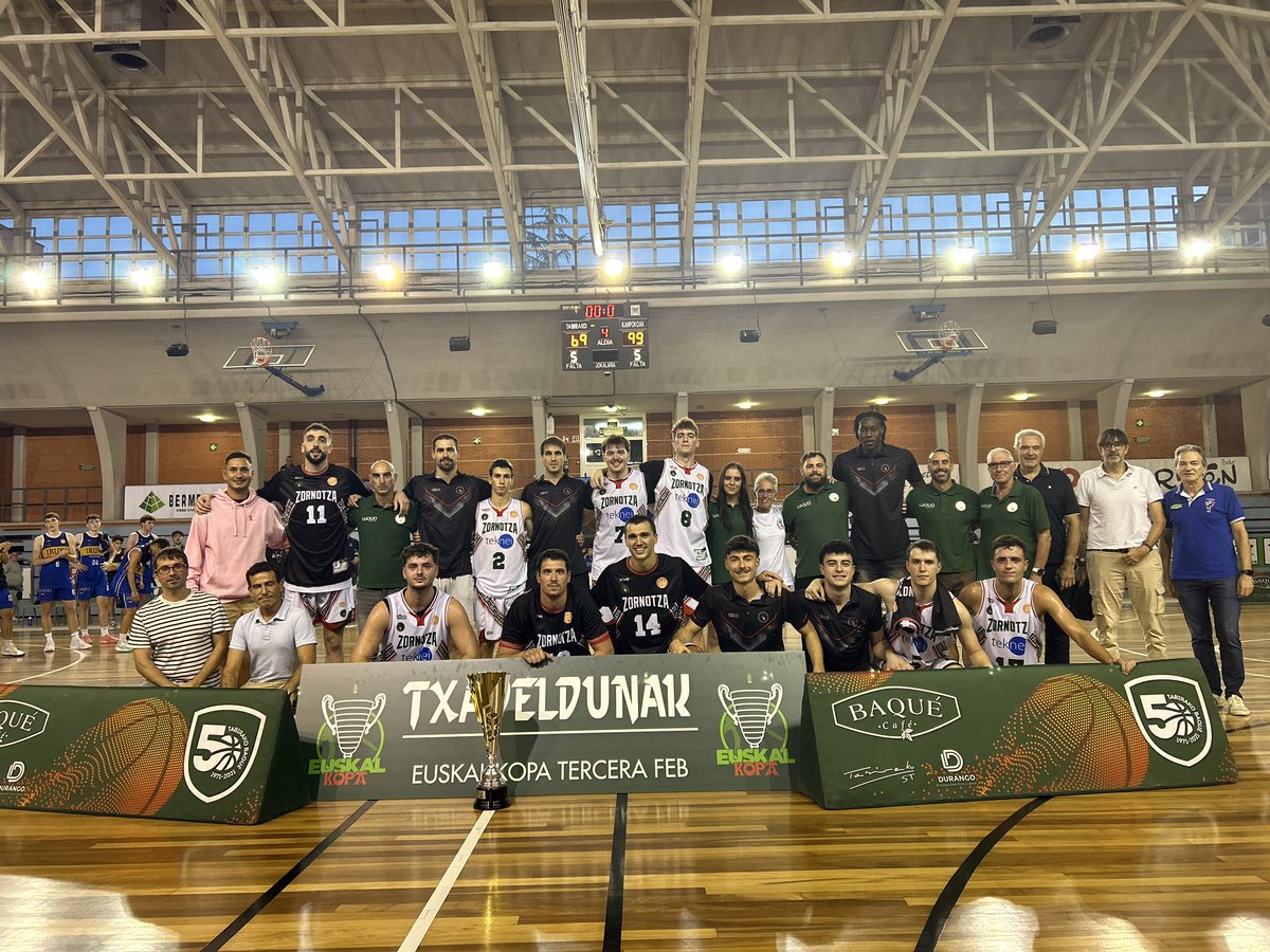 TabirakoBaqueST's tweet photo. Asteburu honetan Tercera Feb ko Euskal Kopako Final Fourra ospatu dugu Landako polikiroldegian. Finalean, Teknei Zornotzak erraz menderatu du Take Tolosa.

2018ko mutilen taldea atsedenaldian saskibaloiaz Gozatu izan ahal dute.

Zorionaak @zornotzast 

Eskerrik asko @Basketbasko https://t.co/URFkk8yGqc