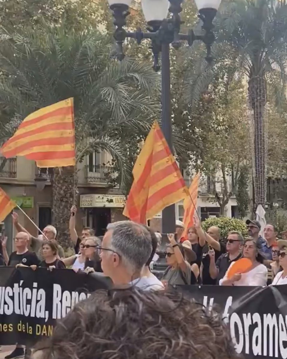maarioderueda's tweet photo. 🔴YA ESTÁ BIEN DE USAR A LOS MUERTOS POLÍTICAMENTE:

Ayer en Alicante, una entidad catalanista (NO los familiares de las víctimas) sacaron banderas catalanas e indepes usando a los muertos por la riada.

Es asqueroso. Y hay que seguir denunciándolo👇🏼 https://t.co/UstCxe0e6t